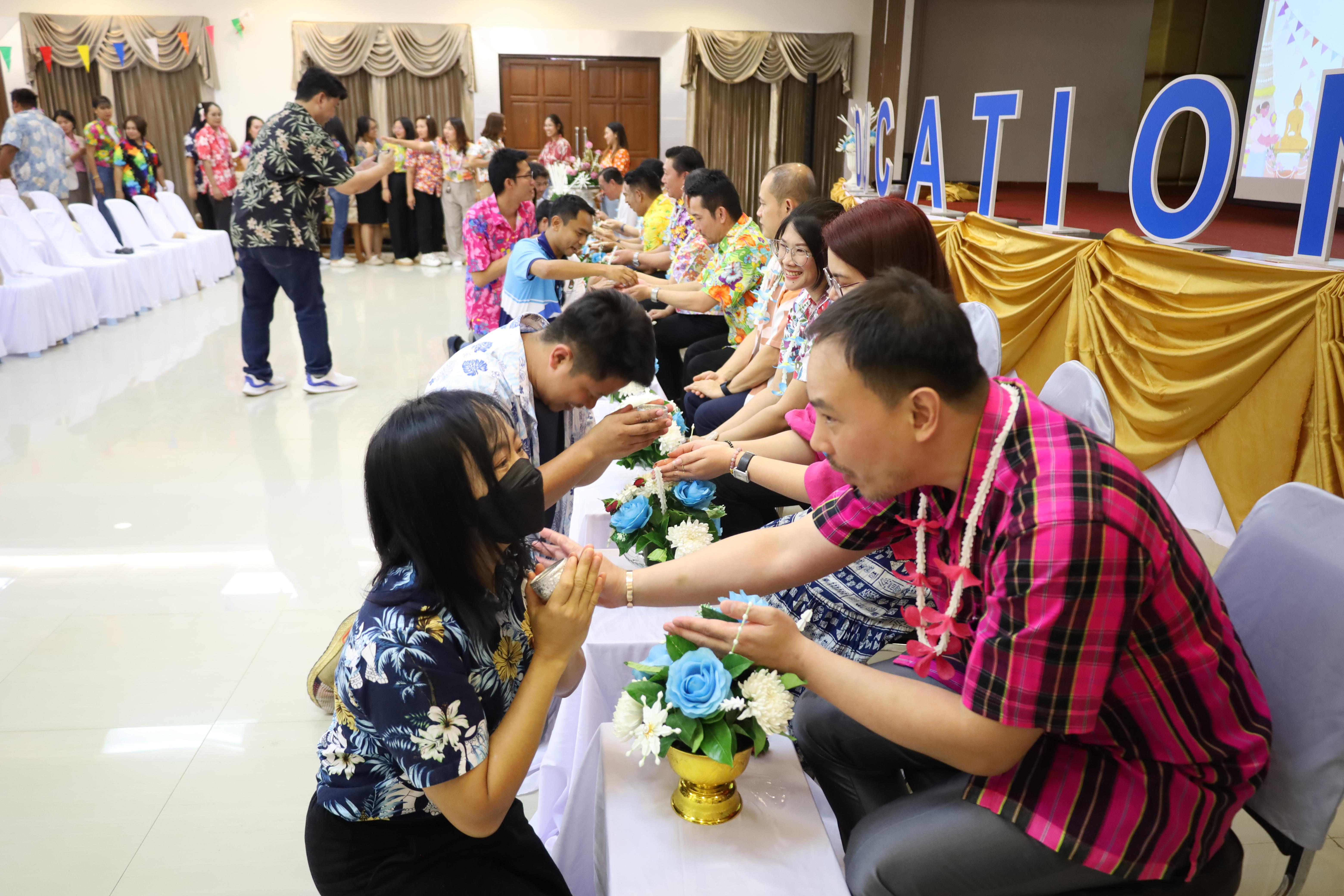 158. วันที่ 26 เมษายน 2568 สาขาการบริหารการศึกษา ได้จัดกิจกรรมรดน้ำดำหัวคณาจารย์ระดับบัณฑิตศึกษา ประจำสาขาการบริหารการศึกษา ณ ห้องประชุมครุร่มสัก 1 ชั้น 3 อาคารคณะครุศาสตร์